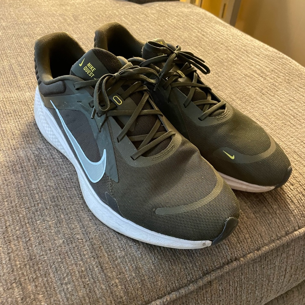 Nike Quest Sneakers in Dark Green and Sky Blue